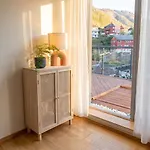 Modern With Terrace & Scenic Views, Free Parking ברגן