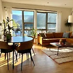 דירה Modern With Terrace & Scenic Views, Free Parking *