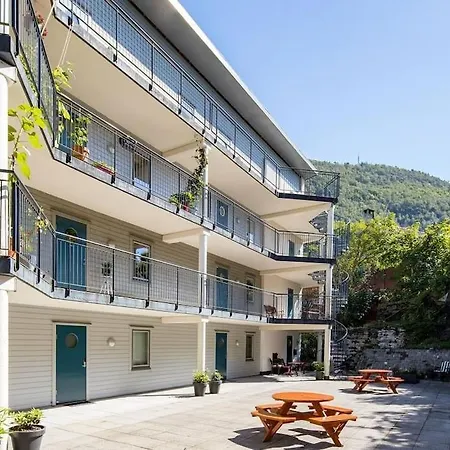Modern With Terrace & Scenic Views, Free Parking برغن