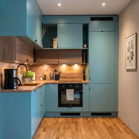 Modern With Terrace & Scenic Views, Free Parking Апартаменти